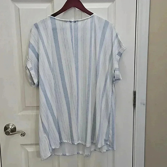 Cure Blue Striped short-sleeve blouse with V-neck and grommet detail Plus Sz 2X - Picture 5 of 8